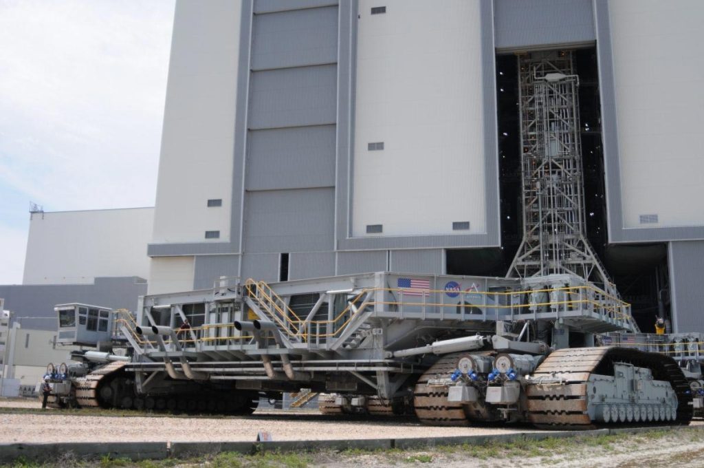 El rastreador gigante de la NASA en movimiento a medida que se acerca el lanzamiento del cohete lunar gigante