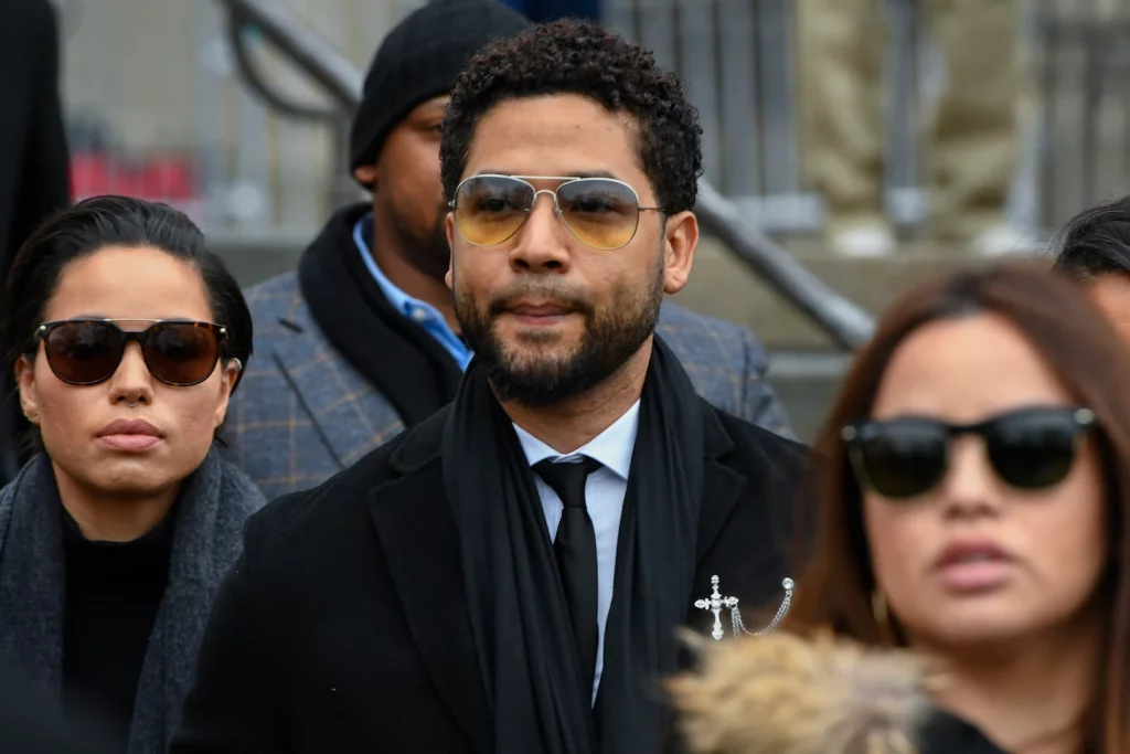 El actor Jussie Smollett fue liberado de una prisión de Chicago mientras apelaba su caso