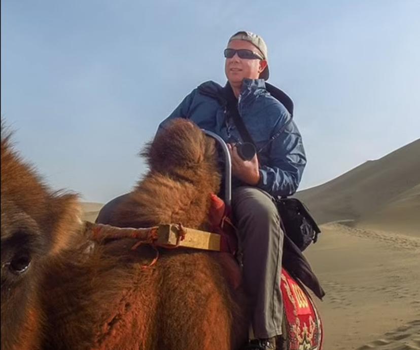 Simon Patterson en camello