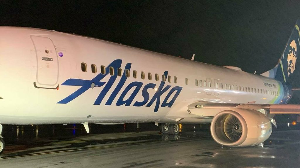 El vuelo de Alaska Airlines realiza un aterrizaje forzoso durante las tormentas de California: NPR