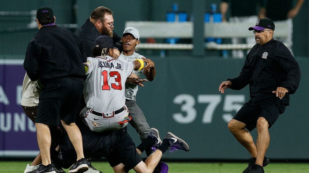 Acuña enfrentó a los Bravos con dos jonrones en la séptima entrada del triunfo