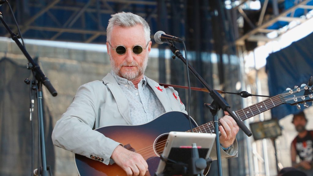 Billy Bragg lanza “Rich Men Make North of a Million” en respuesta a Oliver Anthony