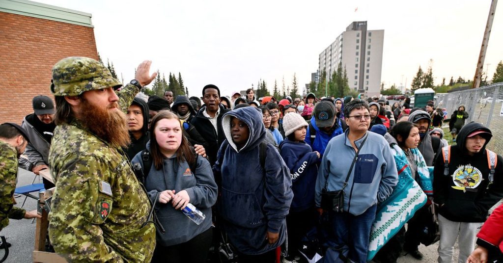 Incendios en Canadá: los residentes de Yellowknife abandonan la ciudad, nuevas evacuaciones en la Columbia Británica