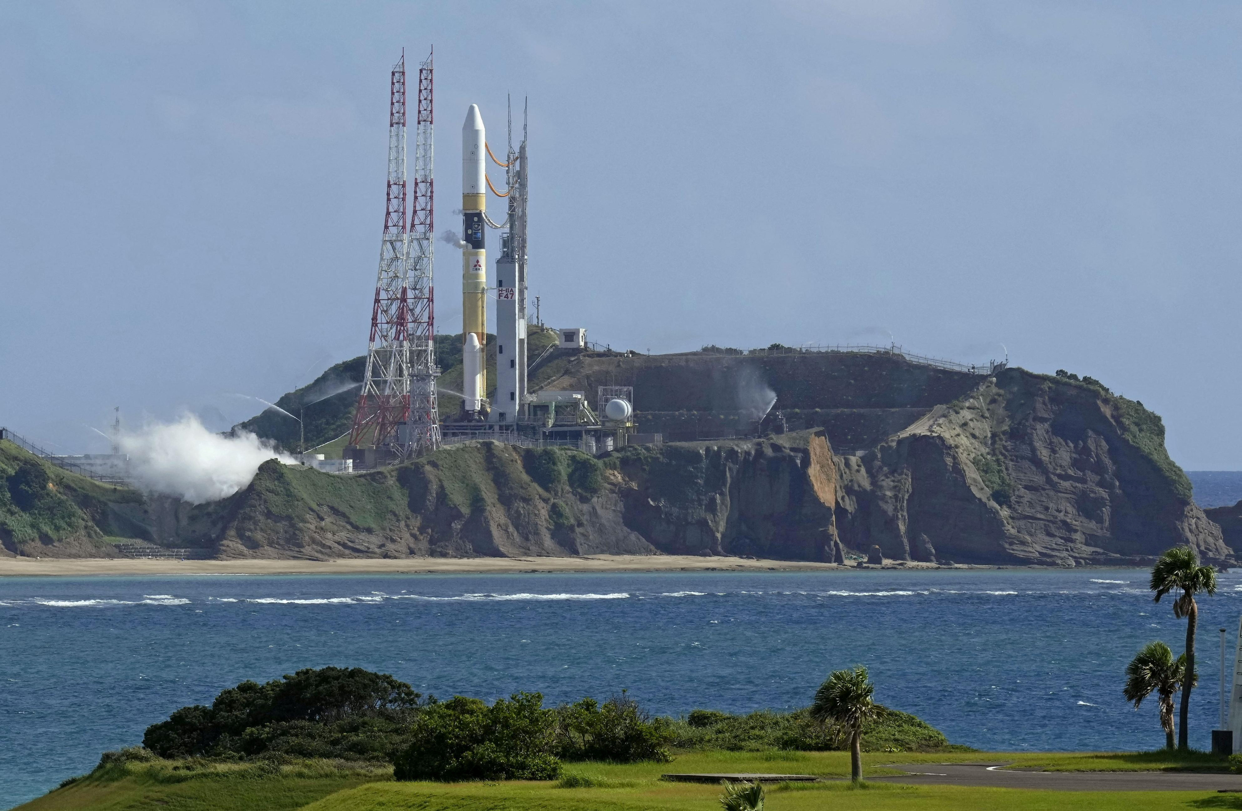El H-IIA No. 47 se encuentra en la plataforma de lanzamiento del Centro Espacial Tanegashima en el suroeste de la isla Tanegashima.