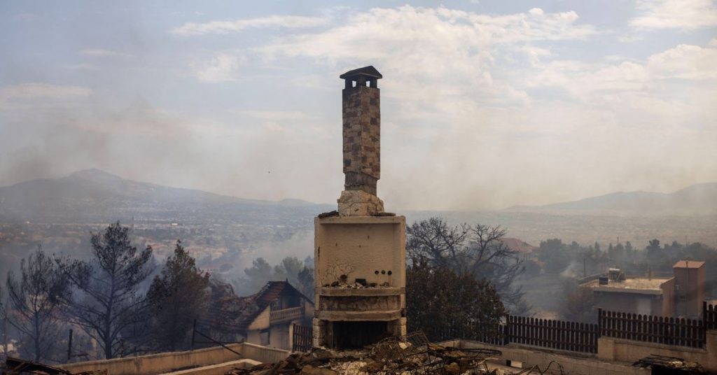 Un incendio forestal en las afueras de Atenas mientras cientos de incendios asolan Grecia