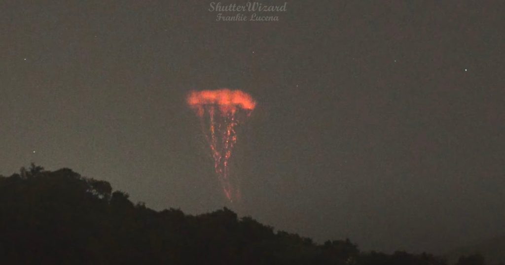 Fotógrafo captura rayos gigantes disparados sobre una tormenta tropical