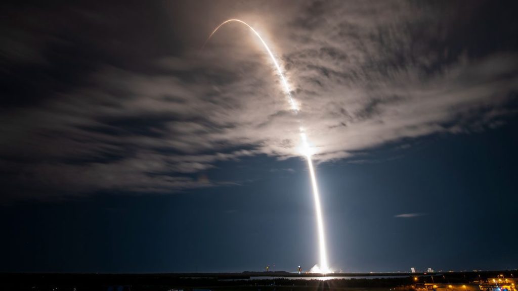 Un cohete SpaceX lanzó satélites Starlink en un récord número 17