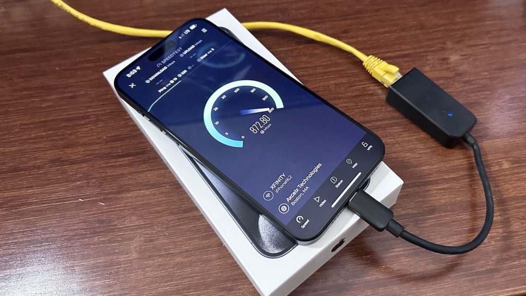 Los modelos de iPhone 15 admiten un puerto USB-C a Ethernet para velocidades de Internet más rápidas