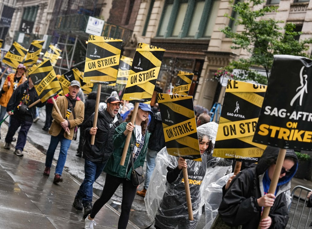 Los piqueteros de SAG-AFTRA y algunos de la WGA desafían la lluvia en la ciudad de Nueva York – Fecha límite