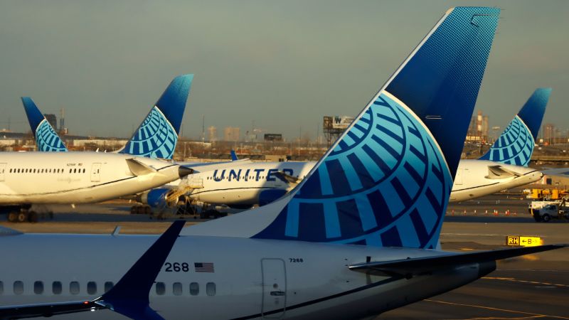 Avión de United Airlines aterriza a 28.000 pies en 8 minutos por un “problema de presión”