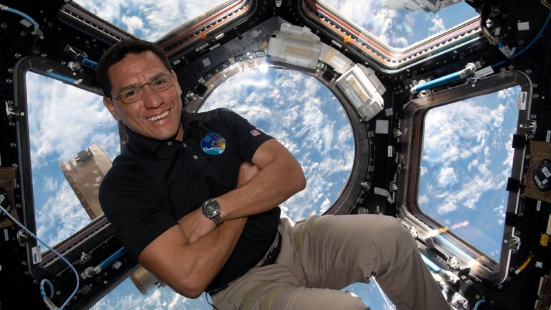 El astronauta estadounidense Frank Rubio ha establecido un nuevo récord por el tiempo más largo que un astronauta estadounidense ha pasado en el espacio.