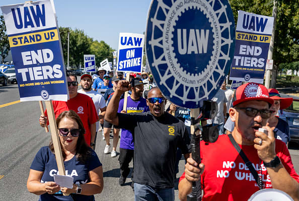 La UAW anuncia nuevas huelgas en las plantas de GM y Ford, salvando a Stellantis