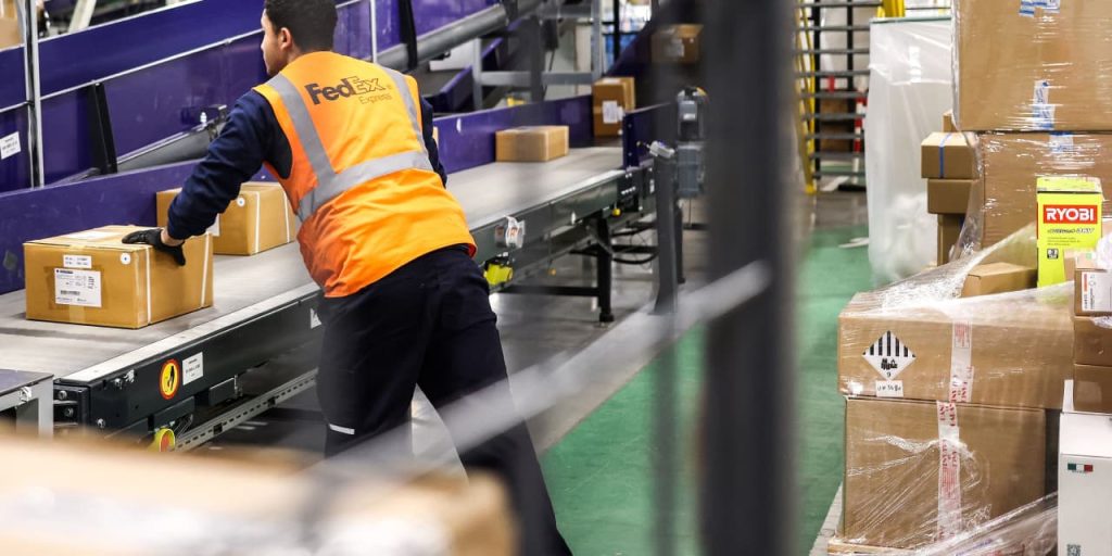 “Las ganancias de FedEx y la orientación aumentan las acciones”.  El control de costes brilló en el trimestre.