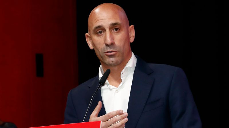 Luis Rubiales: Fiscalía española presenta denuncia por “agresión sexual y coacción” a entrenador de fútbol por beso no deseado a estrella española