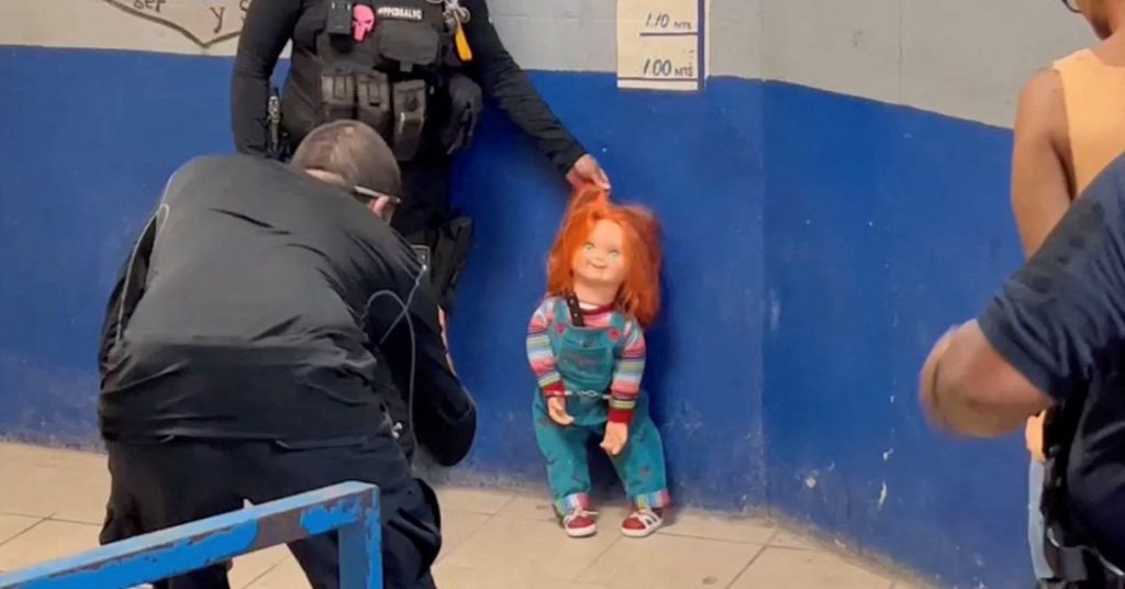 Policía mexicana esposa al retorcido “muñeco diabólico” Chucky