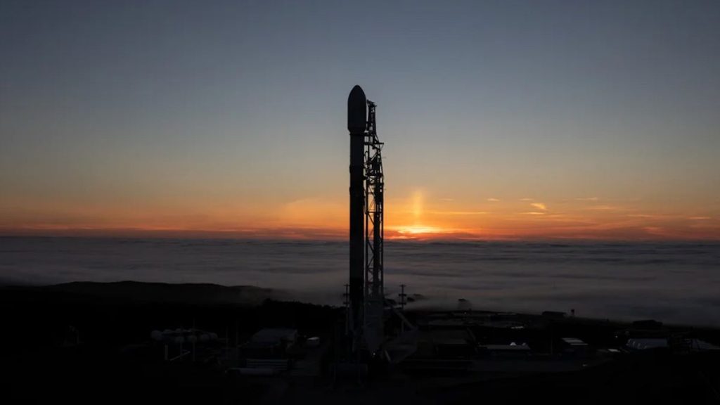 SpaceX lanzará hoy 13 satélites para la Fuerza Espacial de EE. UU.  Aquí se explica cómo mirar en línea de forma gratuita.