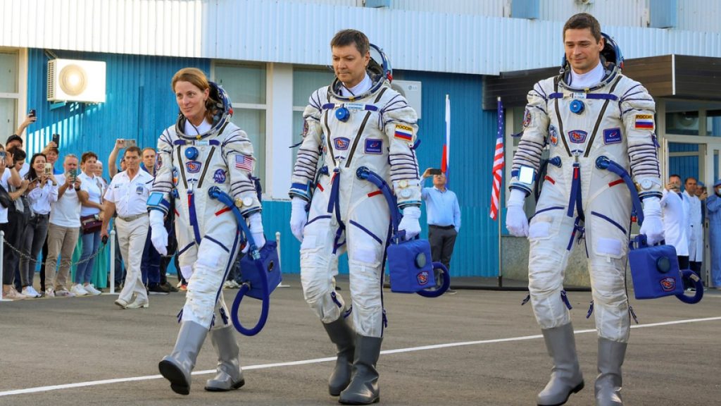 Una nave espacial rusa Soyuz con dos astronautas y un astronauta estadounidense atracada en la Estación Espacial Internacional  noticias espaciales