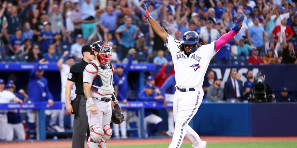 Whit Merrifield lleva a casa el gol del ganador en el puesto 13 para los Azulejos