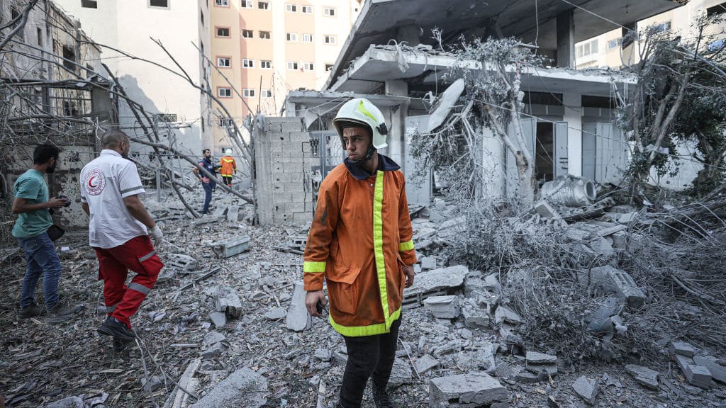 Aterrorizados habitantes de Gaza huyen de las granjas de fresas para escapar de las represalias israelíes