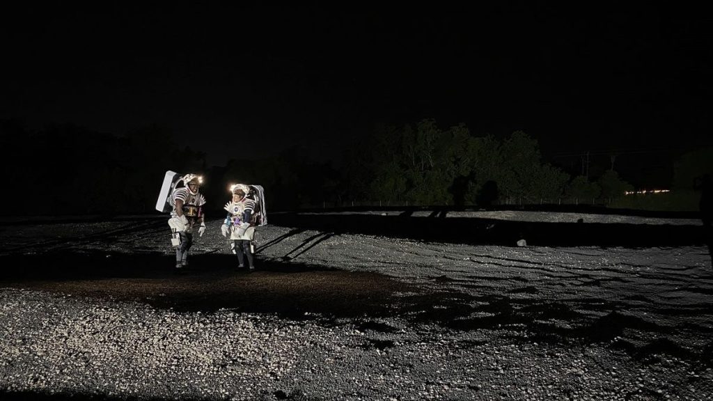 Un astronauta de la NASA camina sobre la Luna en preparación para el alunizaje de Artemisa (fotos)