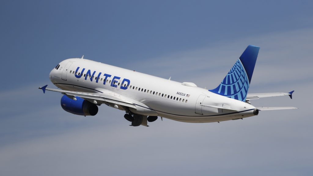 Los pasajeros de United Airlines con asientos junto a la ventana abordarán primero pronto: NPR