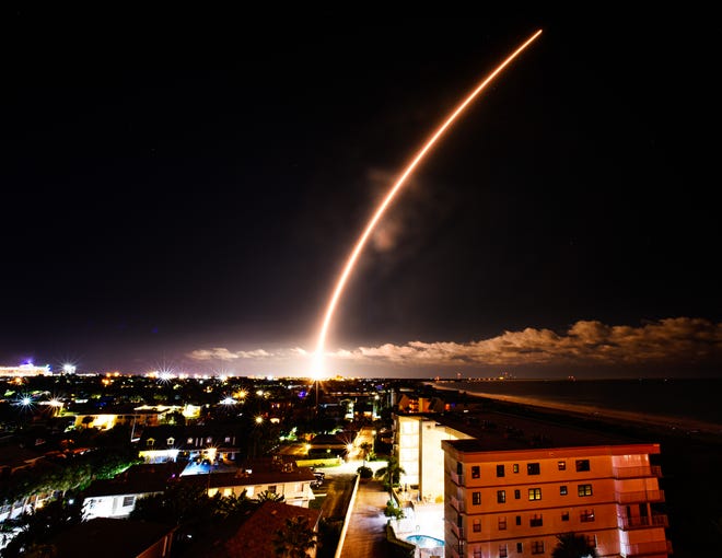 Lanzamiento de SpaceX Falcon 9 el martes por la noche, visto sobre el horizonte de Cabo Cañaveral.