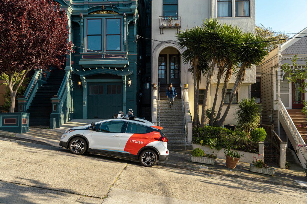 Un GM Cruise Chevy Bolt está estacionado en una colina en San Francisco