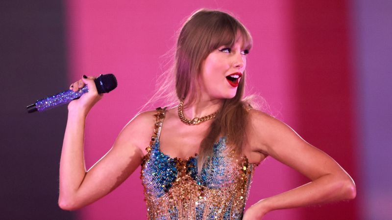 Las acciones de AMC saltan después de que la película del concierto de Taylor Swift recaudara 100 millones de dólares en ventas anticipadas de entradas