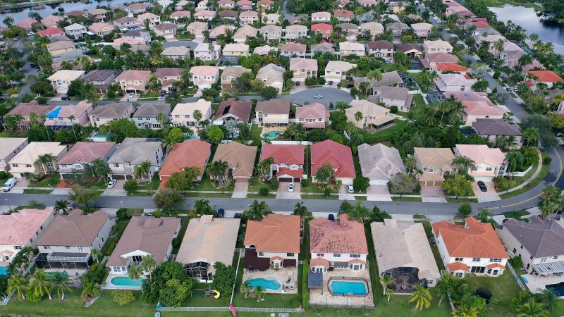 Las ventas de viviendas usadas en septiembre cayeron a un mínimo de 13 años, ya que el aumento de los precios y las tasas hipotecarias frenaron la demanda.