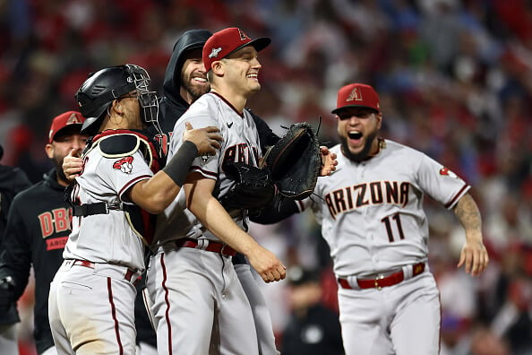 Los Diamondbacks se recuperan para derrotar a los Filis y ganar un improbable banderín de la Liga Nacional.  Se enfrentará a los Rangers en la Serie Mundial