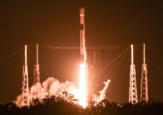 Un cohete SpaceX Falcon 9 despega el martes por la noche desde la Estación de la Fuerza Espacial de Cabo Cañaveral.