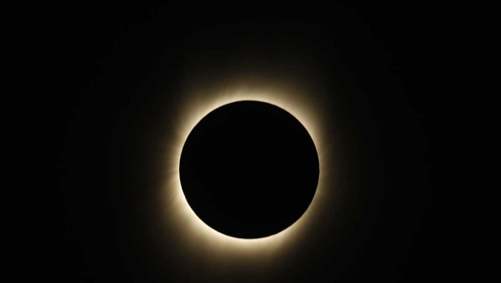 Un eclipse solar ensombrece el país