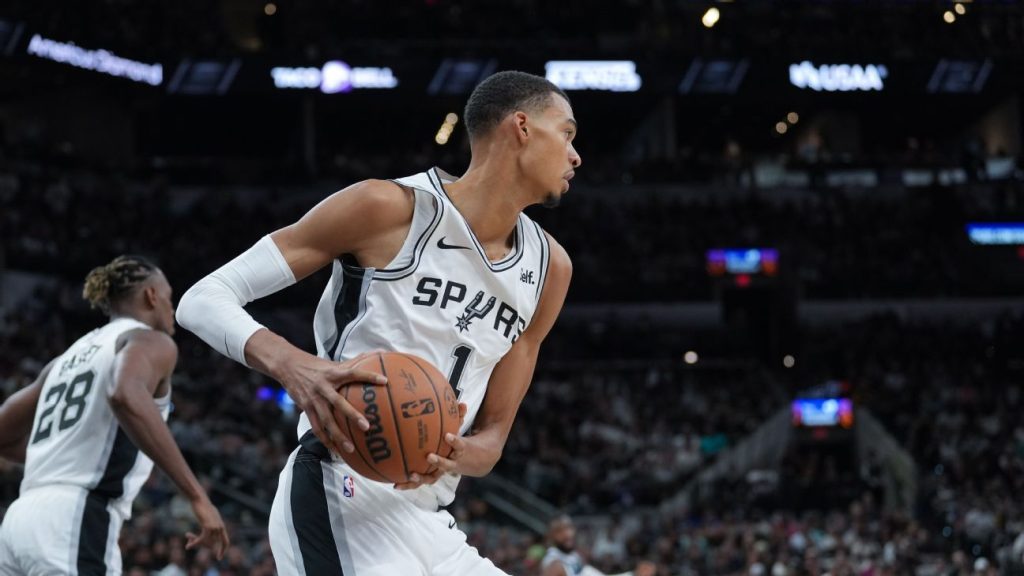 Victor Wimpanyama terminó con 15 puntos en su derrota debut con los Spurs