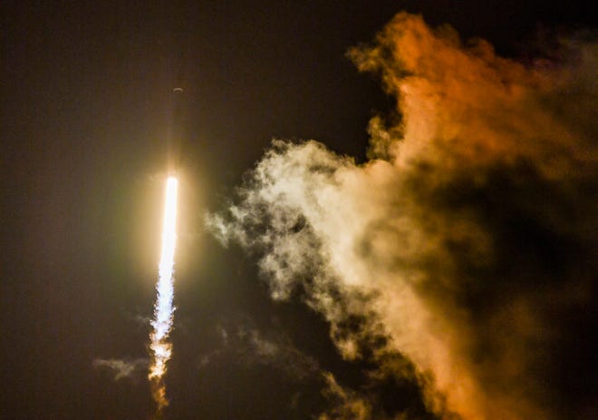 Un cohete SpaceX Falcon 9 que transporta 23 satélites Starlink despega el lunes por la noche desde la Estación Espacial de Cabo Cañaveral.