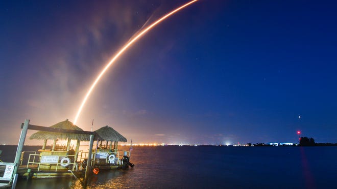 Un cohete SpaceX Starlink cruza el cielo el lunes al anochecer