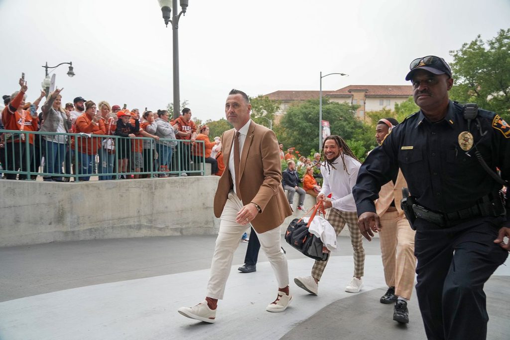 Actualizaciones en vivo del No. 7 Texas vs. No. 23 Kansas State: C.J. Baxter corre para 54 yardas en 4to y 1 para una ventaja de 17-0