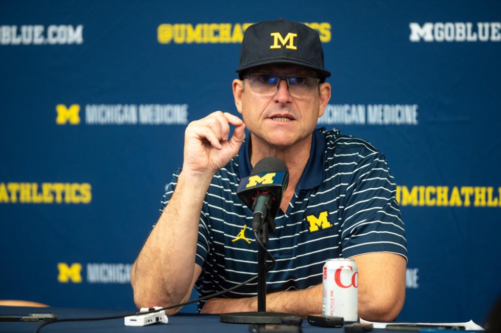 Cómo se desarrolló el escándalo del robo de señales en Michigan y la suspensión de Jim Harbaugh