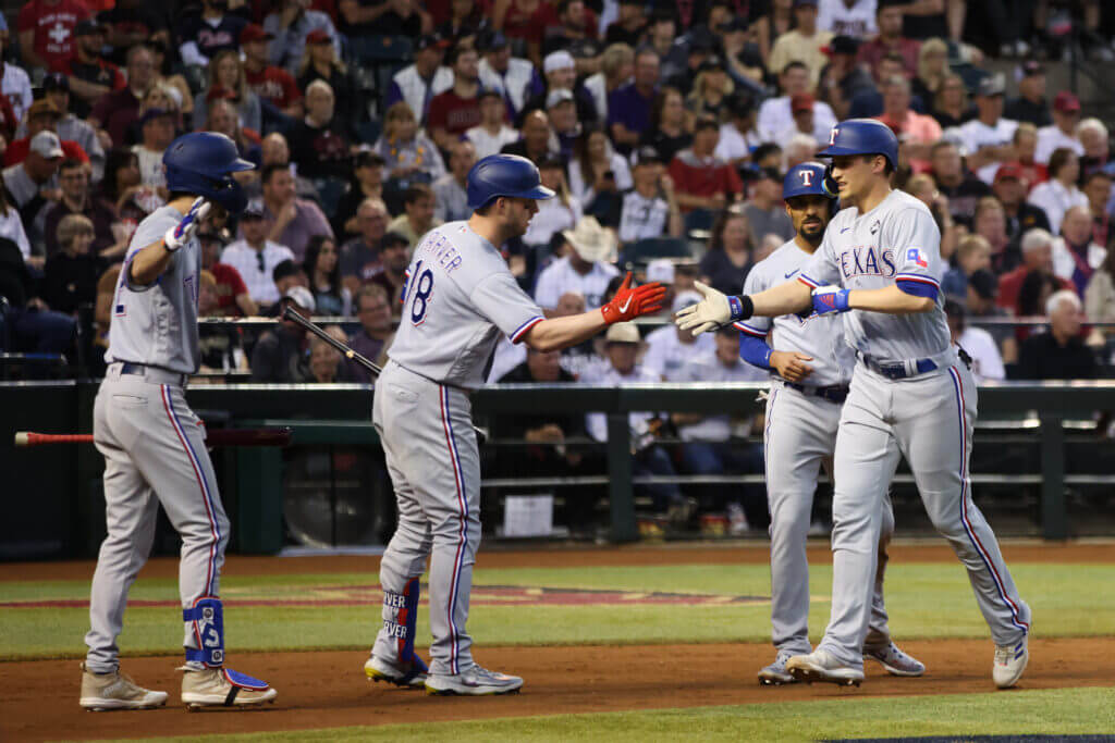 Los bates de los Rangers dominan a los Diamondbacks en la victoria del Juego 4 mientras Texas se acerca al primer título de la Serie Mundial