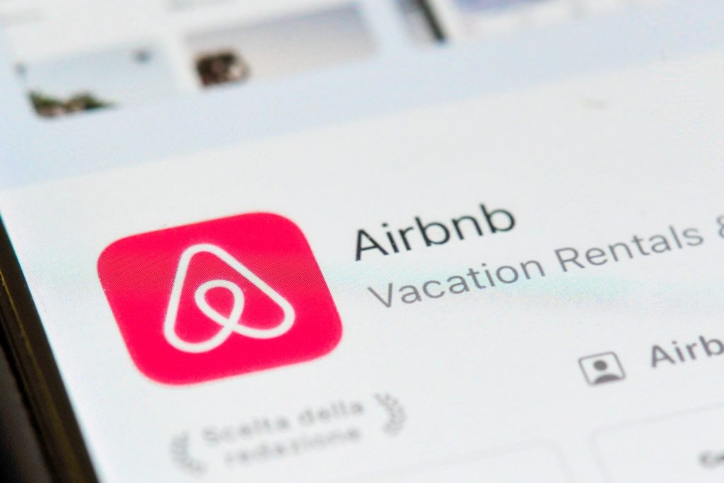Airbnb prohíbe las cámaras de seguridad interiores en las propiedades que figuran en su plataforma
