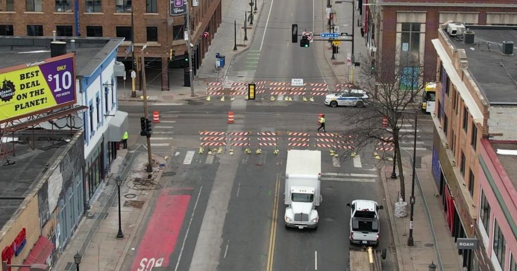 Partes de Hennepin Street en Minneapolis ahora están cerradas, lo que deja a los propietarios de pequeñas empresas “aterrorizados”