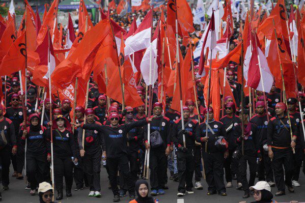 Los trabajadores marchan durante un desfile del Primero de Mayo en Yakarta, Indonesia, el miércoles 1 de mayo de 2024. Miles de trabajadores instaron al gobierno a aumentar el salario mínimo y mejorar las condiciones laborales.  (Foto AP/Ahmed Ibrahim)