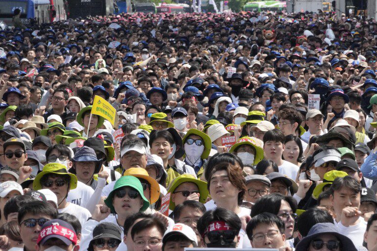 Miembros de la Federación Coreana de Sindicatos se reúnen para una manifestación el Día del Trabajo en Seúl, Corea del Sur, el miércoles 1 de mayo de 2024. (Foto AP/Ahn Young-joon)