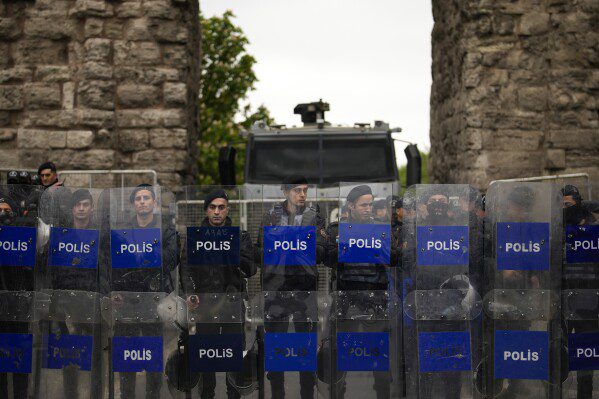 Agentes de la policía antidisturbios hacen guardia y bloquean el camino hacia los manifestantes mientras los sindicalistas marchan durante las celebraciones del Día del Trabajo en Estambul, Turquía, el miércoles 1 de mayo de 2024. La policía de Estambul detuvo a decenas de personas que intentaban llegar a la plaza principal de la ciudad, Taksim, en desafío a una prohibición gubernamental sobre... Celebre el Día del Trabajo el 1 de mayo en este sitio histórico.  (Foto AP/Emra Gurel)