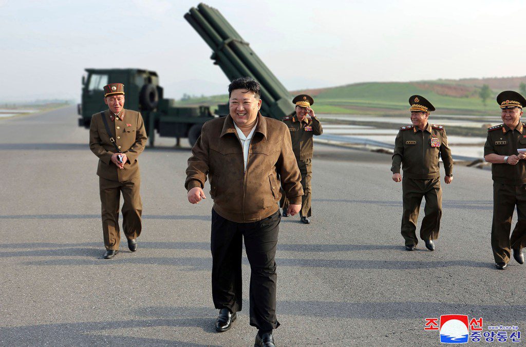 El líder norcoreano, Kim Jong Un, sale del lugar de lanzamiento de misiles con cuatro personas detrás de él.