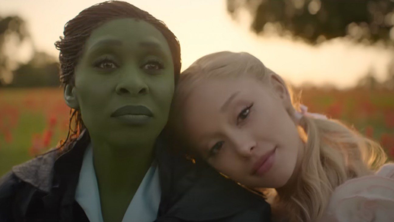 Cynthia Erivo y Ariana Grande en una película 