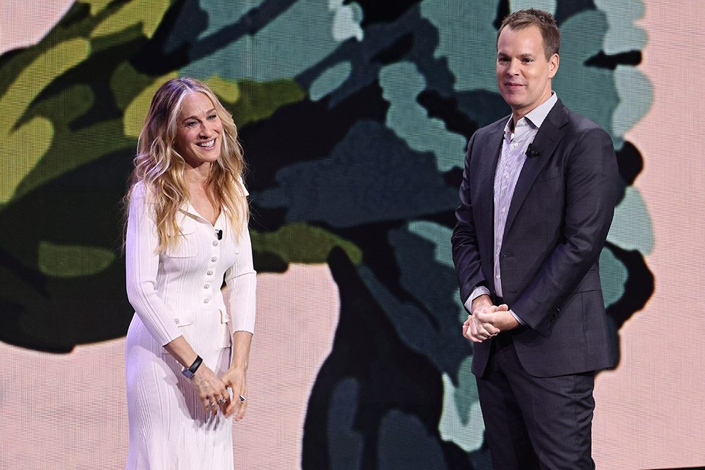 Sarah Jessica Parker y Casey Bloys, presidenta y directora ejecutiva de HBO y Max Content, hablan en el escenario durante la presentación de Warner Bros.  Discovery Upfront 2024 el 15 de mayo de 2024 en la ciudad de Nueva York.