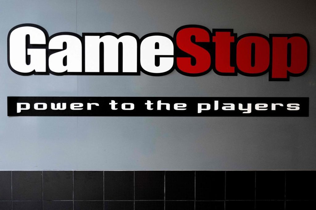 Los tanques de acciones de GameStop se mueven para emitir acciones, las ventas trimestrales disminuyen