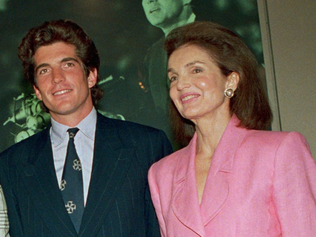 La sorprendente razón por la que John Kennedy Jr. no le presentó a Caroline Bessette a su madre, Jackie Kennedy