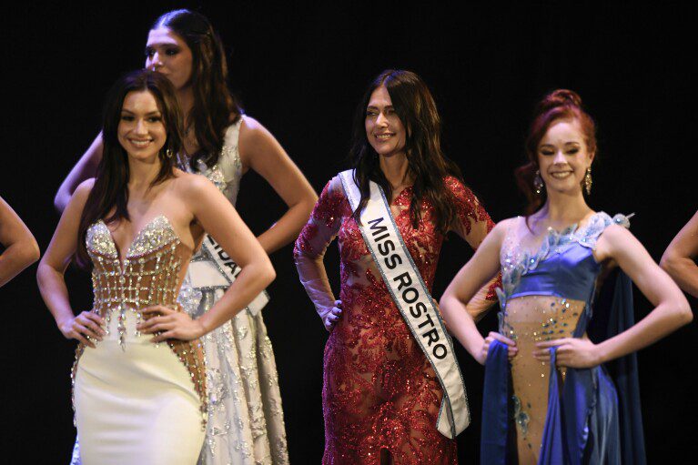 Miss Rostro Alejandra Rodríguez compite en el certamen Miss Universo Argentina, en Buenos Aires, Argentina, el sábado 25 de mayo de 2024. La abogada de 60 años espera hacer historia al convertirse en la concursante de Miss Universo de mayor edad.  (Foto AP/Gustavo Jarillo)