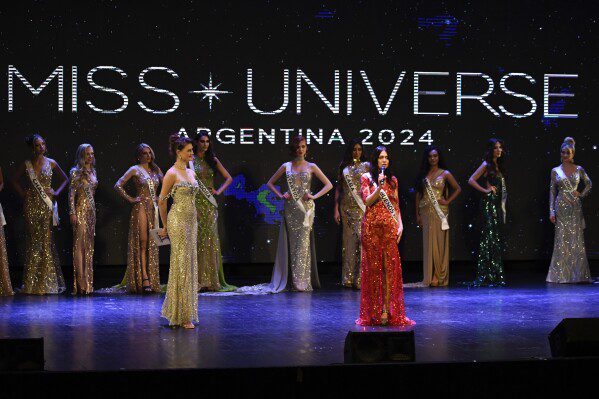 La concursante Alejandra Rodríguez, centro derecha, compite en el certamen Miss Universo Argentina, en Buenos Aires, Argentina, el sábado 25 de mayo de 2024. La abogada de 60 años espera hacer historia al convertirse en la concursante de Miss Universo de mayor edad.  (Foto AP/Gustavo Jarillo)